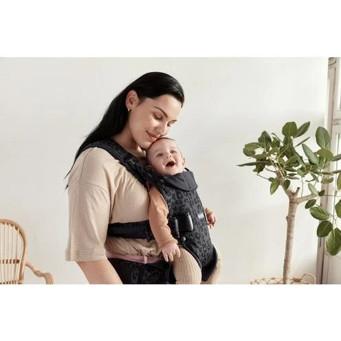 BabyBjörn Porte-Bébé One Air Mesh 3D Anthracite/Léopard - BABYBJÖRN 4 BabyBjörn Porte-Bébé One Air Mesh 3D Anthracite/Léopard - BABYBJÖRN - Image 2